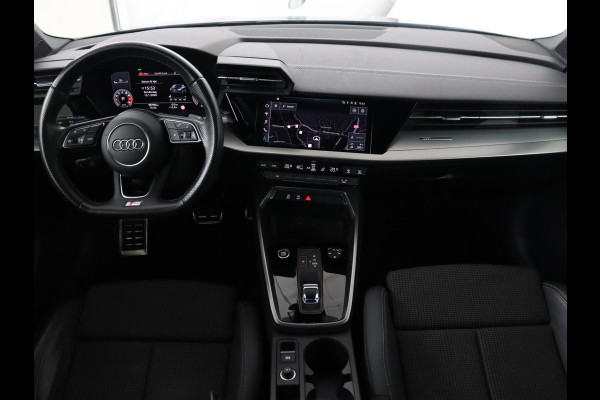 Audi A3 35 TFSI S edition | Carplay | Navigatie | Sportstoelen | Half leder | Full LED | Camera | Virtual Cockpit | 19'' | Climate control | Bluetooth | Cruise control | S Line