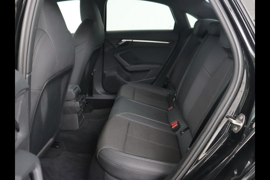 Audi A3 35 TFSI S edition | Carplay | Navigatie | Sportstoelen | Half leder | Full LED | Camera | Virtual Cockpit | 19'' | Climate control | Bluetooth | Cruise control | S Line