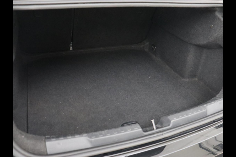 Audi A3 35 TFSI S edition | Carplay | Navigatie | Sportstoelen | Half leder | Full LED | Camera | Virtual Cockpit | 19'' | Climate control | Bluetooth | Cruise control | S Line