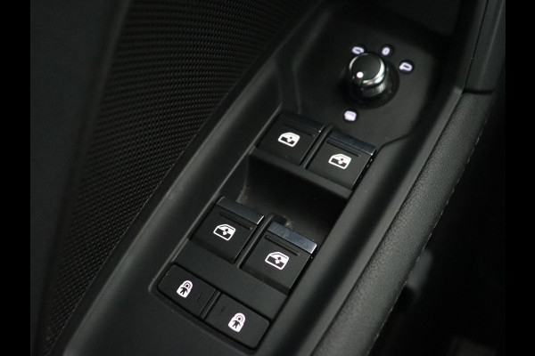 Audi A3 35 TFSI S edition | Carplay | Navigatie | Sportstoelen | Half leder | Full LED | Camera | Virtual Cockpit | 19'' | Climate control | Bluetooth | Cruise control | S Line