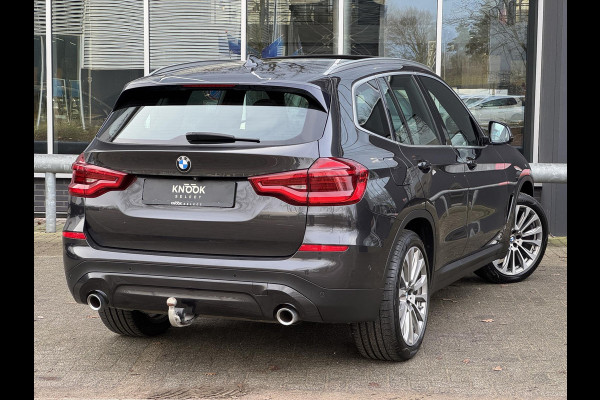 BMW X3 xDrive20i High Executive / Panoramadak / Adaptive LED / Camera / Navigatiesysteem Professional /  Trekhaak / Sportstoel / HiFi Luidsprekersysteem / Stoelverwarming / 20" velgen / Dakreling