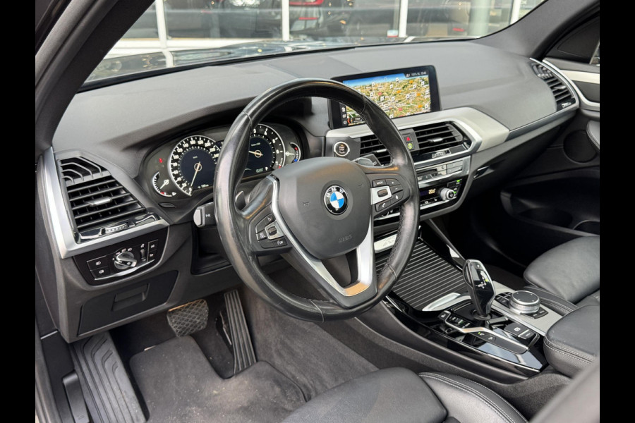 BMW X3 xDrive20i High Executive / Panoramadak / Adaptive LED / Camera / Navigatiesysteem Professional /  Trekhaak / Sportstoel / HiFi Luidsprekersysteem / Stoelverwarming / 20" velgen / Dakreling