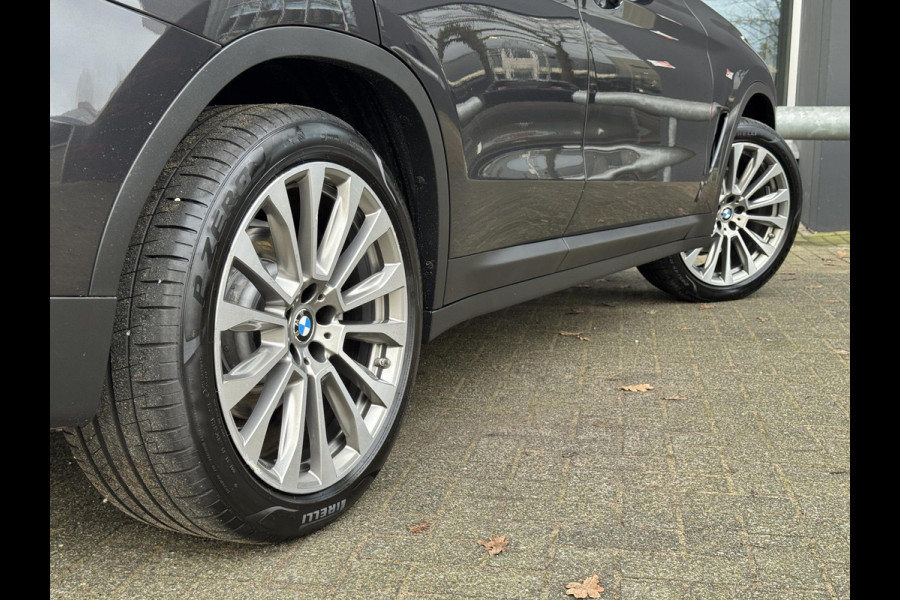 BMW X3 xDrive20i High Executive / Panoramadak / Adaptive LED / Camera / Navigatiesysteem Professional /  Trekhaak / Sportstoel / HiFi Luidsprekersysteem / Stoelverwarming / 20" velgen / Dakreling
