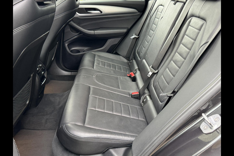 BMW X3 xDrive20i High Executive / Panoramadak / Adaptive LED / Camera / Navigatiesysteem Professional /  Trekhaak / Sportstoel / HiFi Luidsprekersysteem / Stoelverwarming / 20" velgen / Dakreling