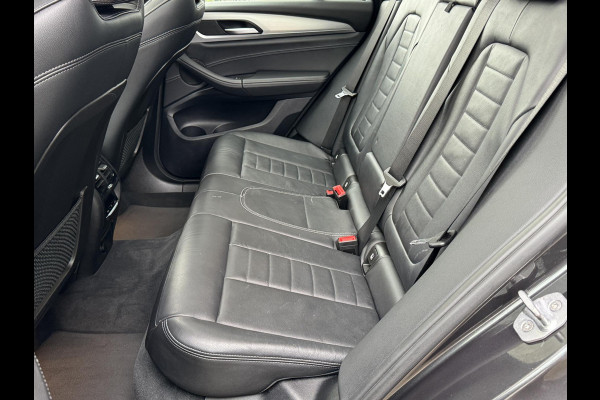 BMW X3 xDrive20i High Executive / Panoramadak / Adaptive LED / Camera / Navigatiesysteem Professional /  Trekhaak / Sportstoel / HiFi Luidsprekersysteem / Stoelverwarming / 20" velgen / Dakreling