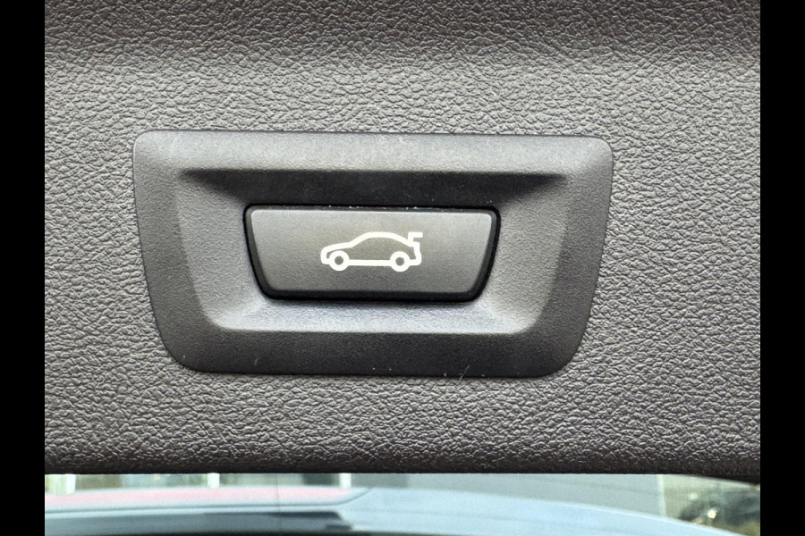 BMW X3 xDrive20i High Executive / Panoramadak / Adaptive LED / Camera / Navigatiesysteem Professional /  Trekhaak / Sportstoel / HiFi Luidsprekersysteem / Stoelverwarming / 20" velgen / Dakreling