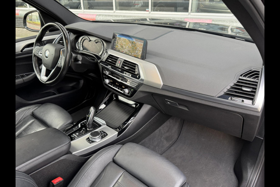 BMW X3 xDrive20i High Executive / Panoramadak / Adaptive LED / Camera / Navigatiesysteem Professional /  Trekhaak / Sportstoel / HiFi Luidsprekersysteem / Stoelverwarming / 20" velgen / Dakreling