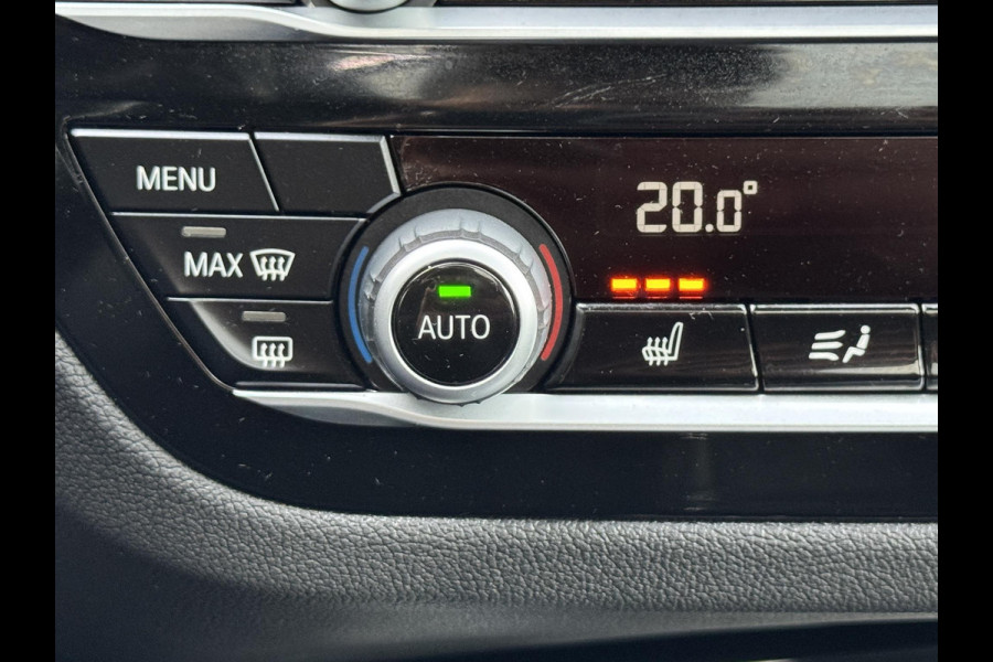 BMW X3 xDrive20i High Executive / Panoramadak / Adaptive LED / Camera / Navigatiesysteem Professional /  Trekhaak / Sportstoel / HiFi Luidsprekersysteem / Stoelverwarming / 20" velgen / Dakreling