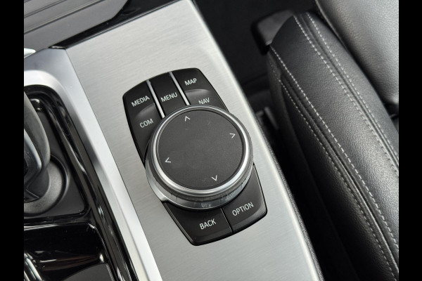 BMW X3 xDrive20i High Executive / Panoramadak / Adaptive LED / Camera / Navigatiesysteem Professional /  Trekhaak / Sportstoel / HiFi Luidsprekersysteem / Stoelverwarming / 20" velgen / Dakreling