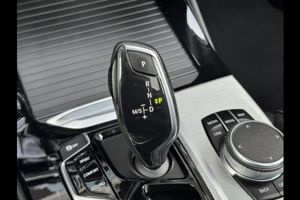 BMW X3 xDrive20i High Executive / Panoramadak / Adaptive LED / Camera / Navigatiesysteem Professional /  Trekhaak / Sportstoel / HiFi Luidsprekersysteem / Stoelverwarming / 20" velgen / Dakreling