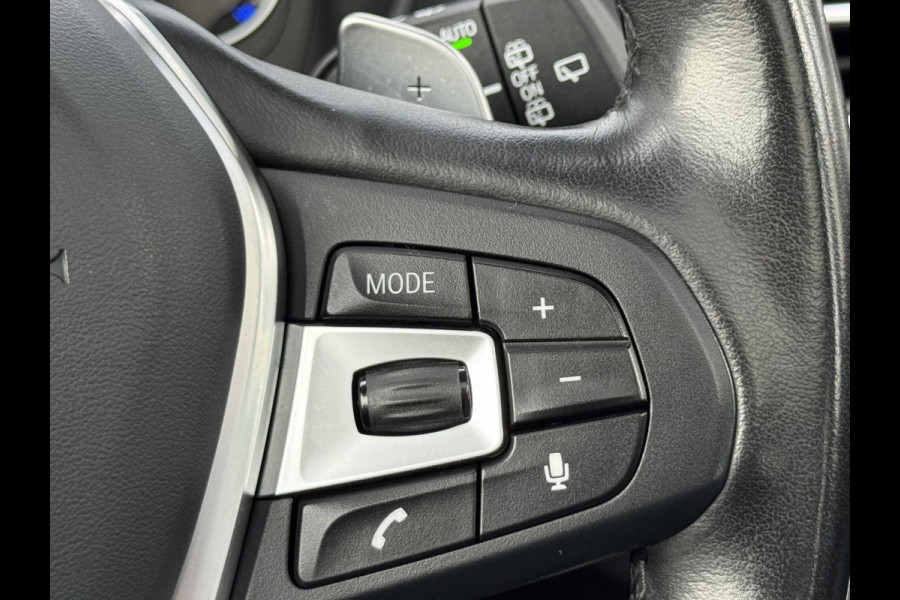 BMW X3 xDrive20i High Executive / Panoramadak / Adaptive LED / Camera / Navigatiesysteem Professional /  Trekhaak / Sportstoel / HiFi Luidsprekersysteem / Stoelverwarming / 20" velgen / Dakreling