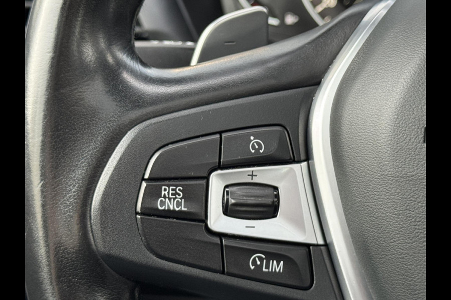 BMW X3 xDrive20i High Executive / Panoramadak / Adaptive LED / Camera / Navigatiesysteem Professional /  Trekhaak / Sportstoel / HiFi Luidsprekersysteem / Stoelverwarming / 20" velgen / Dakreling