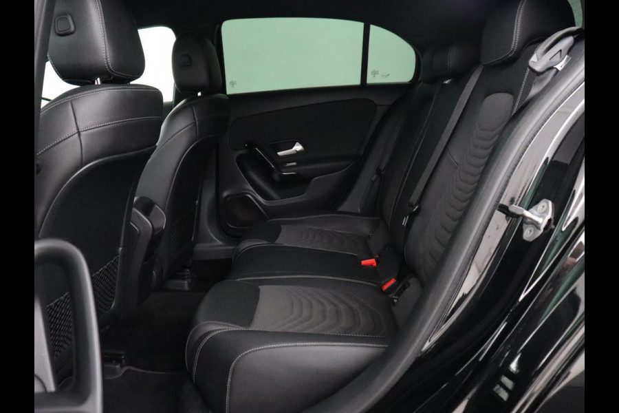 Mercedes-Benz A-Klasse 180d Launch Edition | Stoelverwarming | Trekhaak | AMG Line | Camera | Navigatie | Widescreen | Half leder | Park Assist | Climate control | Cruise control