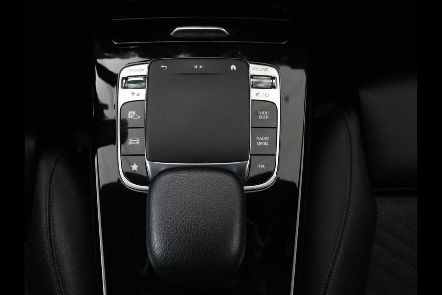 Mercedes-Benz A-Klasse 180d Launch Edition | Stoelverwarming | Trekhaak | AMG Line | Camera | Navigatie | Widescreen | Half leder | Park Assist | Climate control | Cruise control