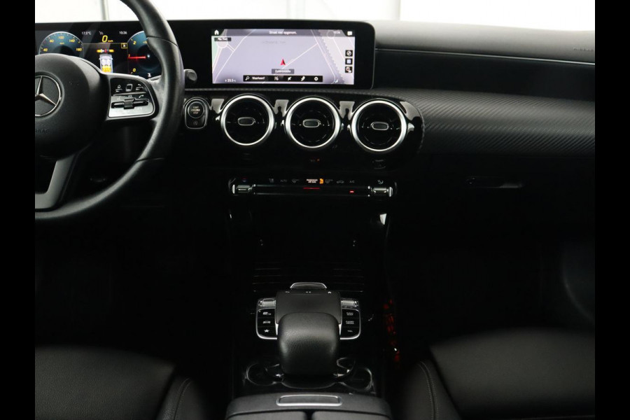 Mercedes-Benz A-Klasse 180d Launch Edition | Stoelverwarming | Trekhaak | AMG Line | Camera | Navigatie | Widescreen | Half leder | Park Assist | Climate control | Cruise control