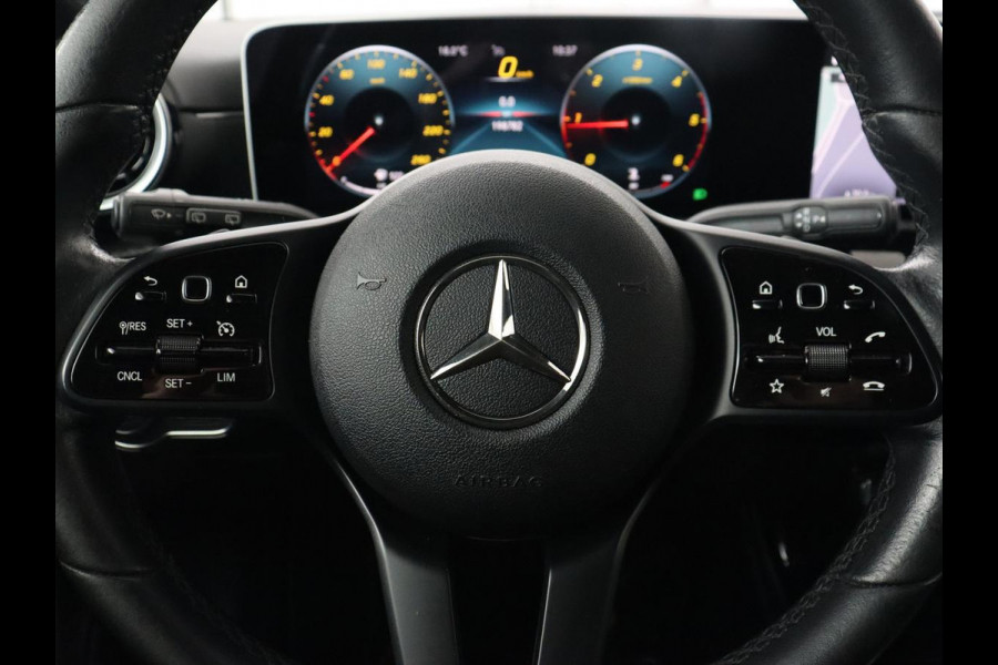 Mercedes-Benz A-Klasse 180d Launch Edition | Stoelverwarming | Trekhaak | AMG Line | Camera | Navigatie | Widescreen | Half leder | Park Assist | Climate control | Cruise control