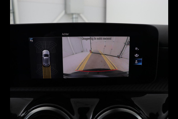 Mercedes-Benz A-Klasse 180d Launch Edition | Stoelverwarming | Trekhaak | AMG Line | Camera | Navigatie | Widescreen | Half leder | Park Assist | Climate control | Cruise control