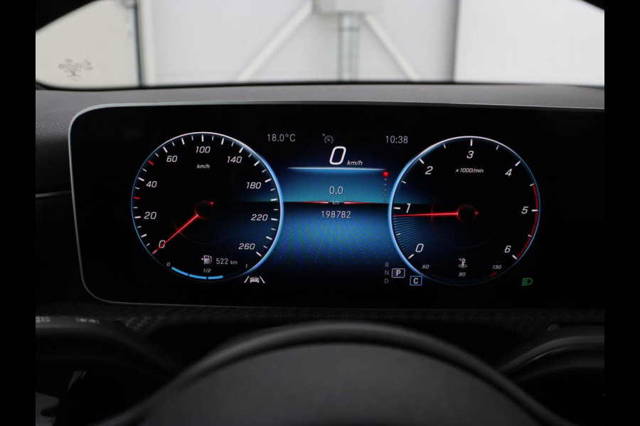 Mercedes-Benz A-Klasse 180d Launch Edition | Stoelverwarming | Trekhaak | AMG Line | Camera | Navigatie | Widescreen | Half leder | Park Assist | Climate control | Cruise control