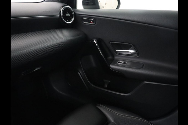 Mercedes-Benz A-Klasse 180d Launch Edition | Stoelverwarming | Trekhaak | AMG Line | Camera | Navigatie | Widescreen | Half leder | Park Assist | Climate control | Cruise control