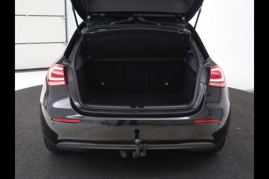 Mercedes-Benz A-Klasse 180d Launch Edition | Stoelverwarming | Trekhaak | AMG Line | Camera | Navigatie | Widescreen | Half leder | Park Assist | Climate control | Cruise control