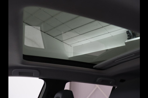 Peugeot e-2008 EV Allure 50 kWh | 3 Fase | Panoramadak | Adaptive cruise | Keyless | Camera | Carplay | Half leder | Navigatie