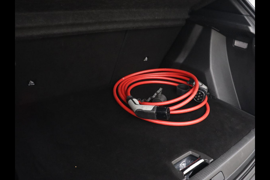 Peugeot e-2008 EV Allure 50 kWh | 3 Fase | Panoramadak | Adaptive cruise | Keyless | Camera | Carplay | Half leder | Navigatie