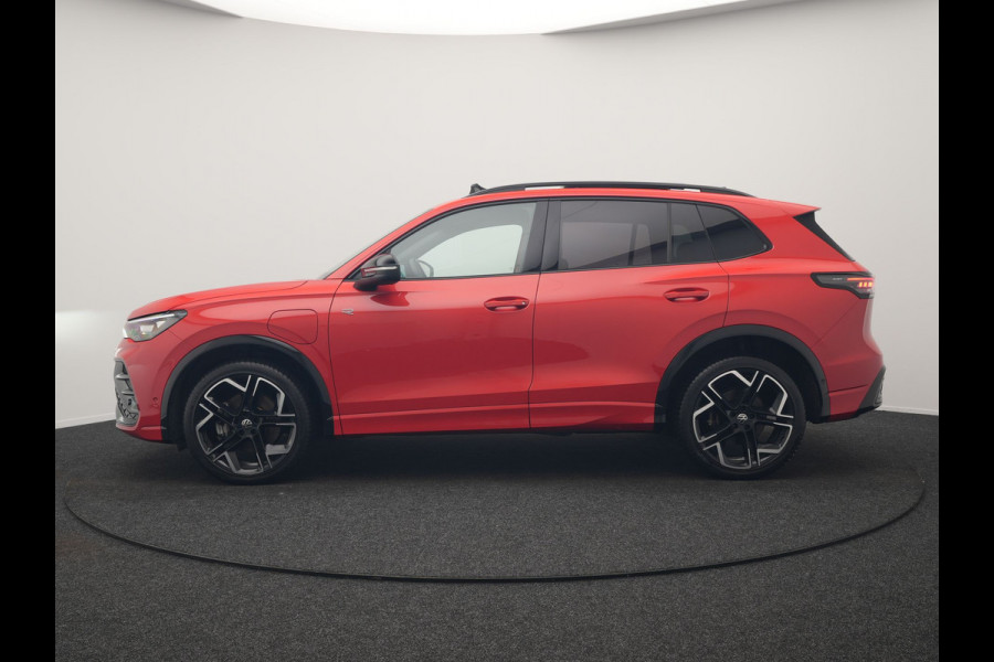 Volkswagen Tiguan 1.4 TSI eHybrid R-Line Business Plug In Hybrid 272pk Dealer O.H. PHEV | Trekhaak Af Fabriek | Panodak | Lederen Sportstoelen Massage & Memory & Ventilatie | 20"L.M | 360 Camera | Harman&Kardon | Adaptive Cruise | Stuur Verwarmd | IQ Light |