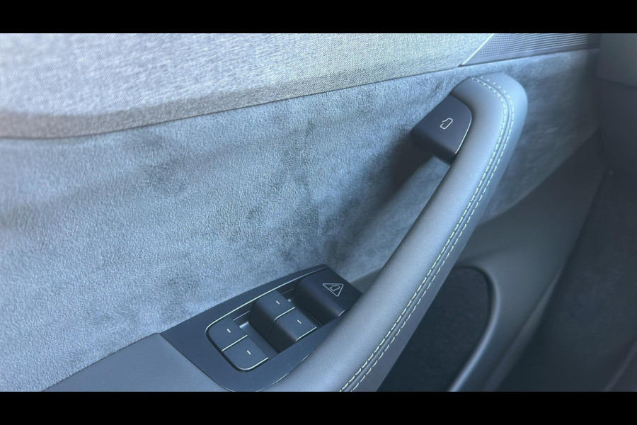 Tesla Model Y Premium Long Range AWD 75 kWh NIEUWE AUTO / DIRECT LEVERBAAR | AUTOPILOT| VOLLEDIGE TESLA GARANTIE T/M 08/2029 OF 80.000KM| DE HOOGVOLTACCU EN AANDRIJFLIJN TOT 2033 of 192.000KM |