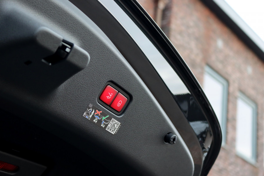 Mercedes-Benz CLE Coupé 200 AMG Line | Distronic | Memory | Burmester | Panoramadak | HUD | Digital Light | Verwarmd Stuurwiel | Surround Camera | Keyless Go | Nightpakket |