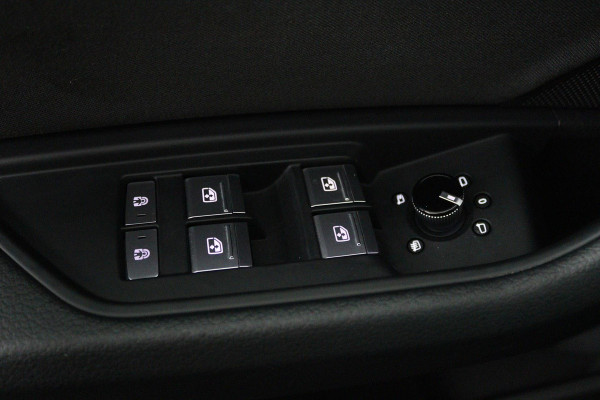 Audi e-tron 50 quattro Business edition 71 kWh (NAVI, SOH 93%, STOELVERWARMING, CARPLAY, CAMERA, AUTO INPARKEREN, 1e EIGENAAR)