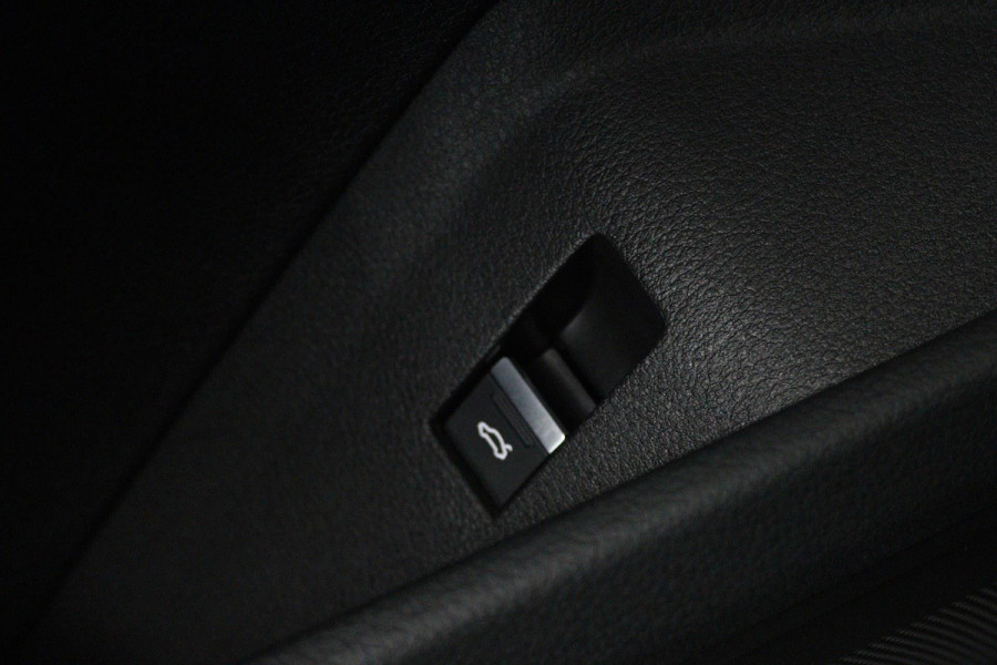 Audi e-tron 50 quattro Business edition 71 kWh (NAVI, SOH 93%, STOELVERWARMING, CARPLAY, CAMERA, AUTO INPARKEREN, 1e EIGENAAR)