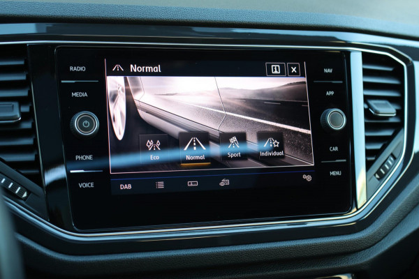 Volkswagen T-Roc 2.0 TSI 4Motion R-Line *Pano*Camera*Trekhaak*Virtual*DSG*