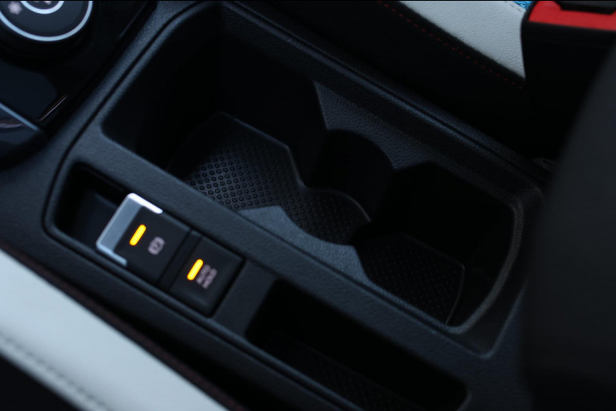 Volkswagen T-Roc 2.0 TSI 4Motion R-Line *Pano*Camera*Trekhaak*Virtual*DSG*