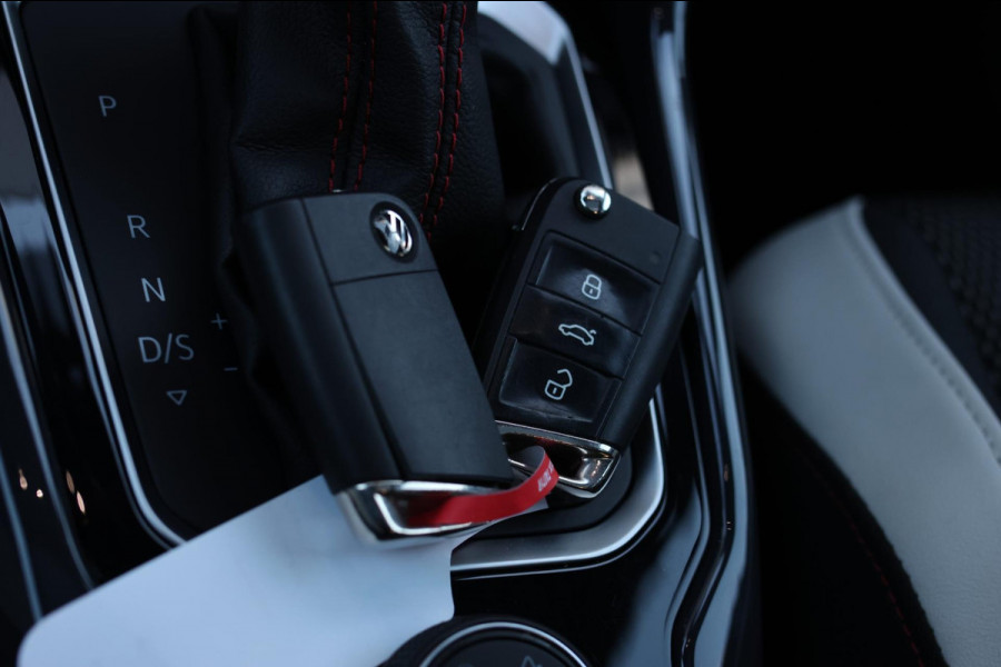 Volkswagen T-Roc 2.0 TSI 4Motion R-Line *Pano*Camera*Trekhaak*Virtual*DSG*