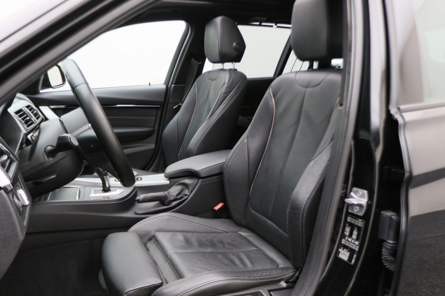 BMW 3 Serie Touring 318i M Sport Edition Leer, Panoramadak, Camera, Navigatie, Bluetooth, Verwarmde Stoelen, 18''