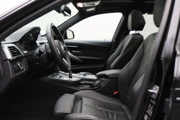 BMW 3 Serie Touring 318i M Sport Edition Leer, Panoramadak, Camera, Navigatie, Bluetooth, Verwarmde Stoelen, 18''