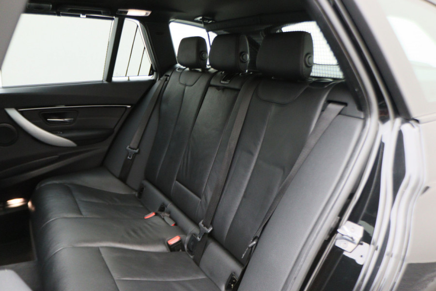 BMW 3 Serie Touring 318i M Sport Edition Leer, Panoramadak, Camera, Navigatie, Bluetooth, Verwarmde Stoelen, 18''