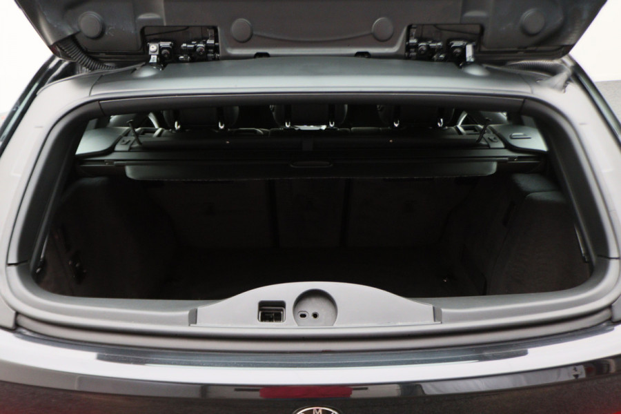 BMW 3 Serie Touring 318i M Sport Edition Leer, Panoramadak, Camera, Navigatie, Bluetooth, Verwarmde Stoelen, 18''