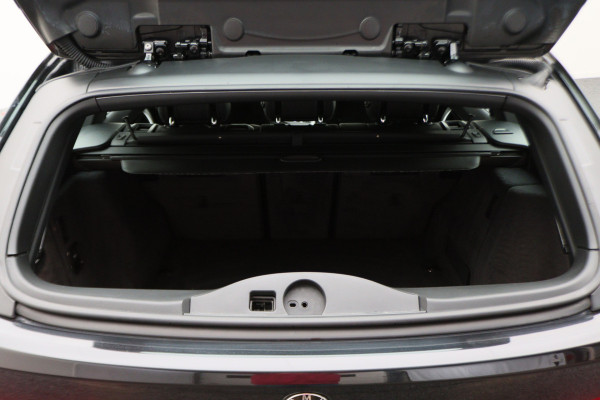 BMW 3 Serie Touring 318i M Sport Edition Leer, Panoramadak, Camera, Navigatie, Bluetooth, Verwarmde Stoelen, 18''