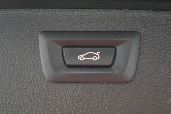 BMW 3 Serie Touring 318i M Sport Edition Leer, Panoramadak, Camera, Navigatie, Bluetooth, Verwarmde Stoelen, 18''