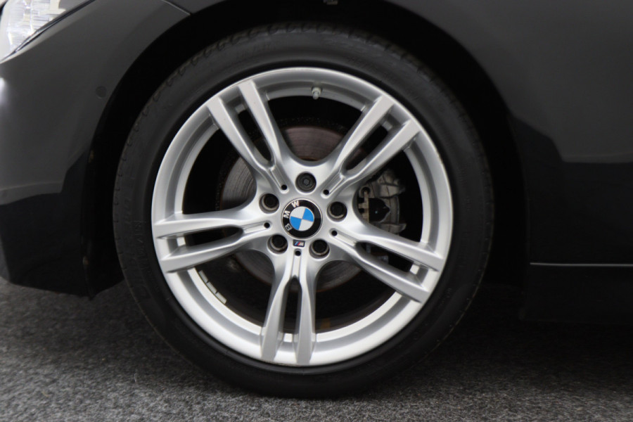 BMW 3 Serie Touring 318i M Sport Edition Leer, Panoramadak, Camera, Navigatie, Bluetooth, Verwarmde Stoelen, 18''