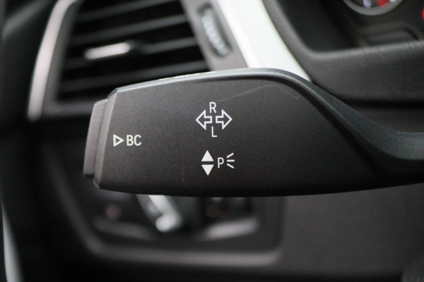 BMW 3 Serie Touring 318i M Sport Edition Leer, Panoramadak, Camera, Navigatie, Bluetooth, Verwarmde Stoelen, 18''