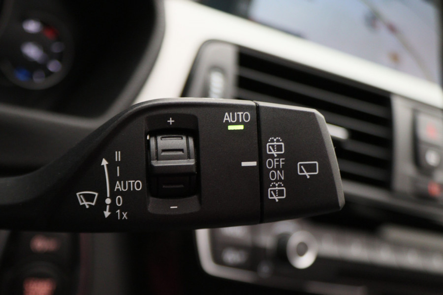 BMW 3 Serie Touring 318i M Sport Edition Leer, Panoramadak, Camera, Navigatie, Bluetooth, Verwarmde Stoelen, 18''