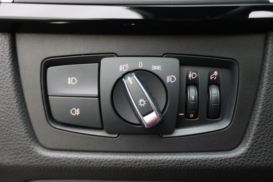 BMW 3 Serie Touring 318i M Sport Edition Leer, Panoramadak, Camera, Navigatie, Bluetooth, Verwarmde Stoelen, 18''