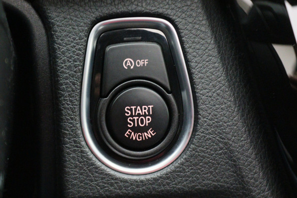 BMW 3 Serie Touring 318i M Sport Edition Leer, Panoramadak, Camera, Navigatie, Bluetooth, Verwarmde Stoelen, 18''