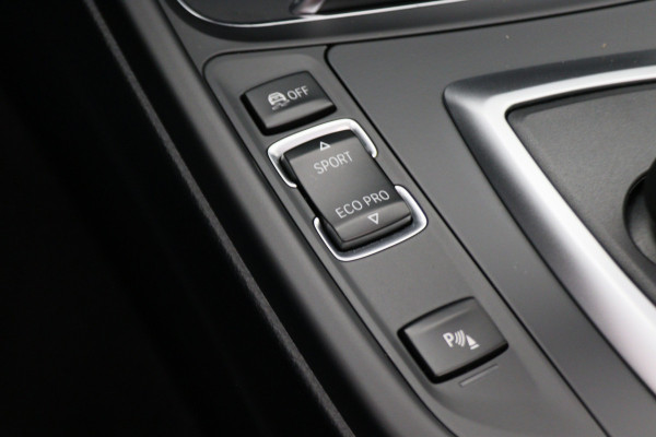 BMW 3 Serie Touring 318i M Sport Edition Leer, Panoramadak, Camera, Navigatie, Bluetooth, Verwarmde Stoelen, 18''