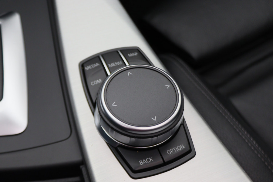 BMW 3 Serie Touring 318i M Sport Edition Leer, Panoramadak, Camera, Navigatie, Bluetooth, Verwarmde Stoelen, 18''