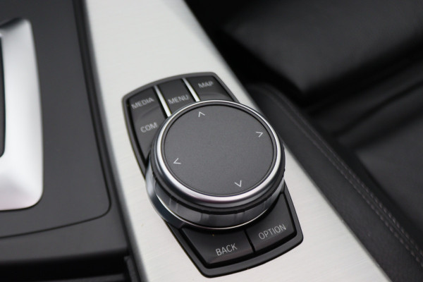 BMW 3 Serie Touring 318i M Sport Edition Leer, Panoramadak, Camera, Navigatie, Bluetooth, Verwarmde Stoelen, 18''