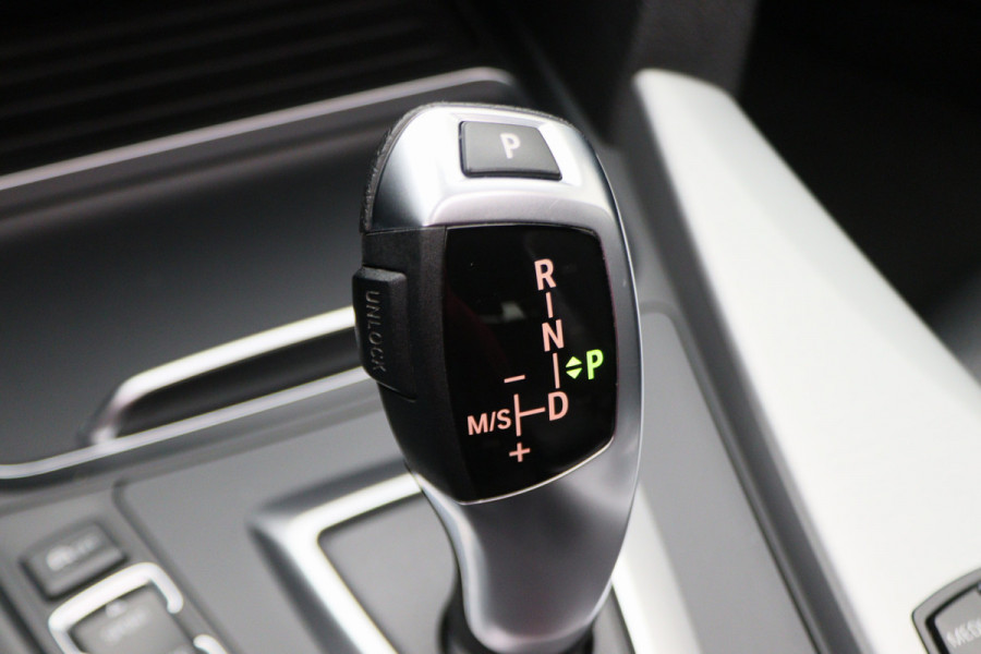 BMW 3 Serie Touring 318i M Sport Edition Leer, Panoramadak, Camera, Navigatie, Bluetooth, Verwarmde Stoelen, 18''