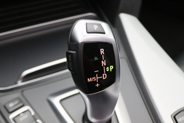 BMW 3 Serie Touring 318i M Sport Edition Leer, Panoramadak, Camera, Navigatie, Bluetooth, Verwarmde Stoelen, 18''